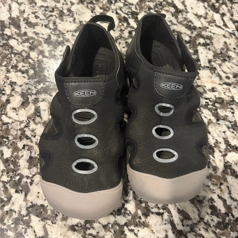 Keen Stingray black closed toe water shoes